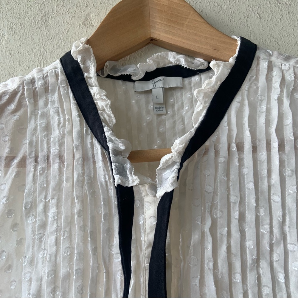 White Sleeveless Top with Black Velvet ribbon - Picture 5 of 9